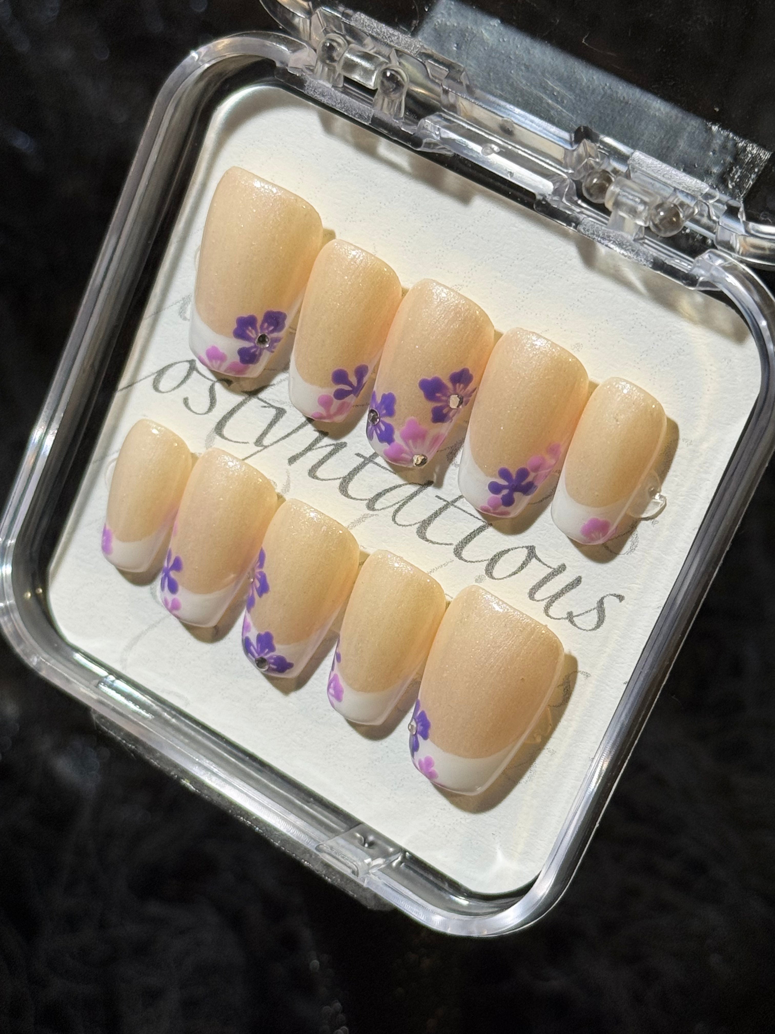 FRENCHIE FLOWER NAILS